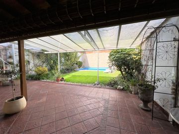 Venta. Casa. 5 ambientes. 2 cocheras. Suite. 4 baños. Quincho. Pileta. Barracas.