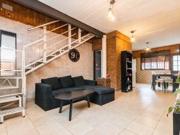 Triplex en venta - 3 Dormitorios 2 Baños - Cochera - 142Mts2 - Lomas de Zamora