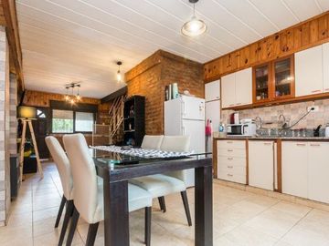 Triplex en venta - 3 Dormitorios 2 Baños - Cochera - 142Mts2 - Lomas de Zamora