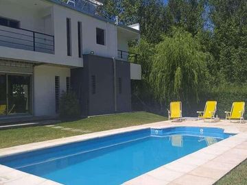 Casa en venta - 3 Dormitorios 2 Baños - Cocheras - San Rafael