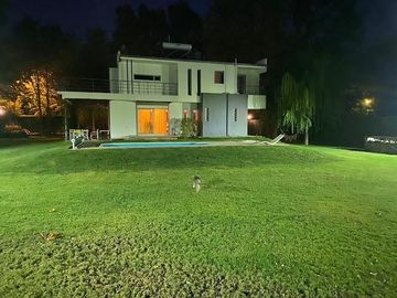 Casa en venta - 3 Dormitorios 2 Baños - Cocheras - San Rafael