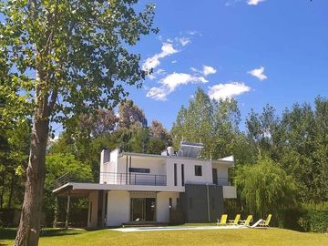 Casa en venta - 3 Dormitorios 2 Baños - Cocheras - San Rafael