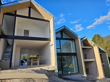 VENTA Dúplex en pozo UF 3, 60 m2 Parque Privado y Cochera, Vista a los cerros, Villa la Angostura