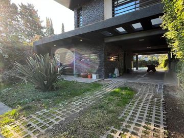 Casa en venta - 3 Dormitorios 3 Baños - Cochera - 390Mts2 - Ituzaingó
