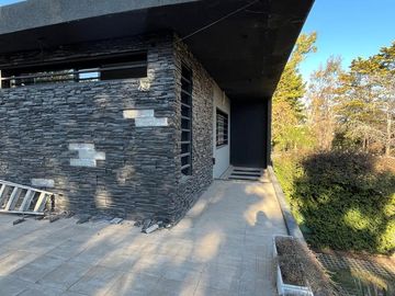 Casa en venta - 3 Dormitorios 3 Baños - Cochera - 390Mts2 - Ituzaingó