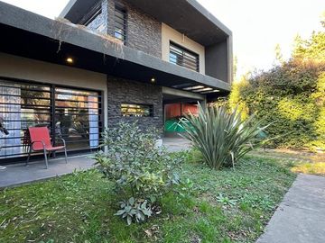 Casa en venta - 3 Dormitorios 3 Baños - Cochera - 390Mts2 - Ituzaingó