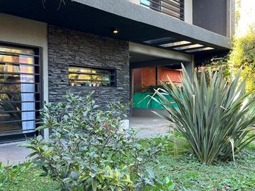 Casa en venta - 3 Dormitorios 3 Baños - Cochera - 390Mts2 - Ituzaingó