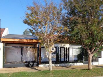 Excelente chalet de 2 dormitorios, garage, fondo libre y piscina. Banfield Este