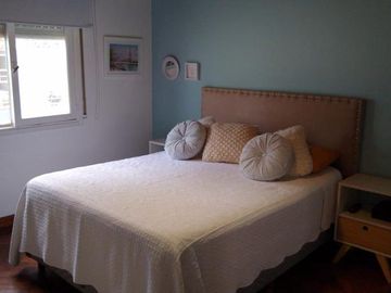 Excelente chalet de 2 dormitorios, garage, fondo libre y piscina. Banfield Este