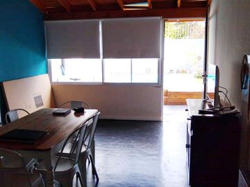 Excelente chalet de 2 dormitorios, garage, fondo libre y piscina. Banfield Este