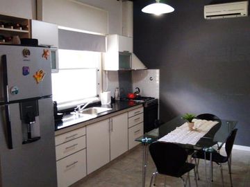 Excelente chalet de 2 dormitorios, garage, fondo libre y piscina. Banfield Este