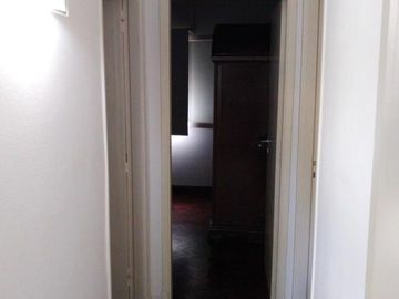 Excelente chalet de 2 dormitorios, garage, fondo libre y piscina. Banfield Este