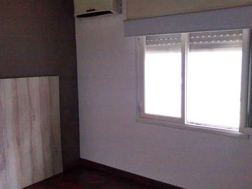 Excelente chalet de 2 dormitorios, garage, fondo libre y piscina. Banfield Este