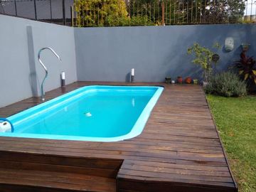 Excelente chalet de 2 dormitorios, garage, fondo libre y piscina. Banfield Este