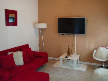 Excelente chalet de 2 dormitorios, garage, fondo libre y piscina. Banfield Este