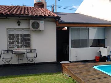 Excelente chalet de 2 dormitorios, garage, fondo libre y piscina. Banfield Este