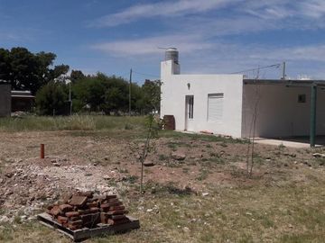 Casa en venta - 2 Dormitorios 1 Baño - Cochera - 1.050Mts2 - Bordenave, Puán
