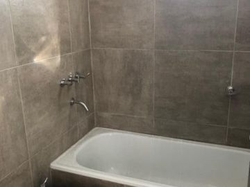 Departamento semi-piso 3 ambientes con 2 cocheras en venta - Berazategui