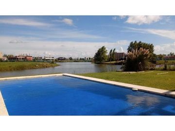 Casa en Venta 7 ambientes Barrio El Canton Golf con vista al golf