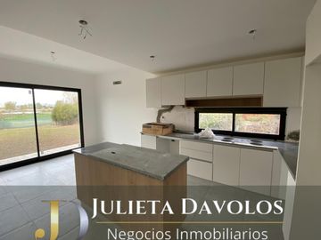 Casa en Venta 7 ambientes Barrio El Canton Golf con vista al golf