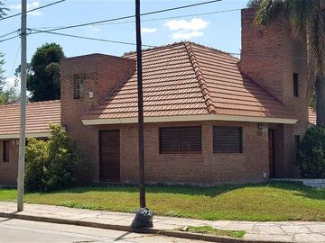C.Paz-Gutemberg 700-Linda casa-200m Lago-5 amb-3 bño-pil/jdin- Sup.cub.230m2-Sup.terr. 560m2