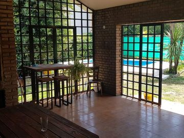 C.Paz-Gutemberg 700-Linda casa-200m Lago-5 amb-3 bño-pil/jdin- Sup.cub.230m2-Sup.terr. 560m2