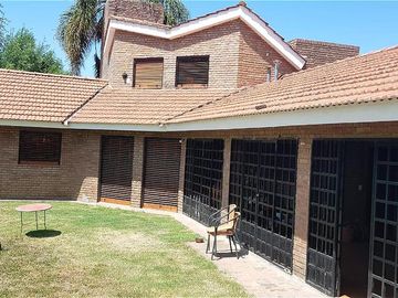 C.Paz-Gutemberg 700-Linda casa-200m Lago-5 amb-3 bño-pil/jdin- Sup.cub.230m2-Sup.terr. 560m2