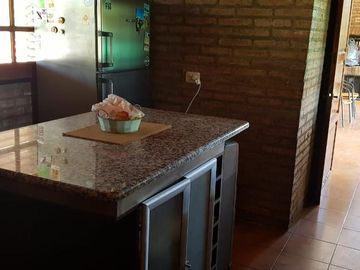 C.Paz-Gutemberg 700-Linda casa-200m Lago-5 amb-3 bño-pil/jdin- Sup.cub.230m2-Sup.terr. 560m2