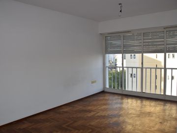 Departamento. 51 entre 3 y 4.  2 dormitorios. Cochera.