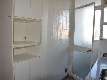 Departamento. 51 entre 3 y 4.  2 dormitorios. Cochera.