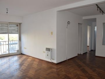 Departamento. 51 entre 3 y 4.  2 dormitorios. Cochera.