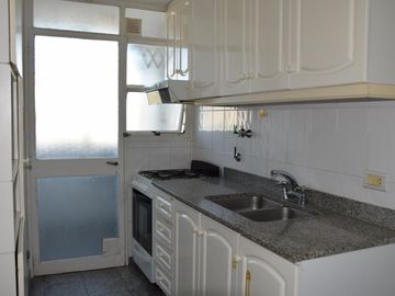 Departamento. 51 entre 3 y 4.  2 dormitorios. Cochera.