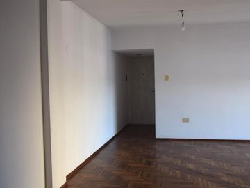 Departamento. 51 entre 3 y 4.  2 dormitorios. Cochera.