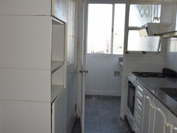 Departamento. 51 entre 3 y 4.  2 dormitorios. Cochera.