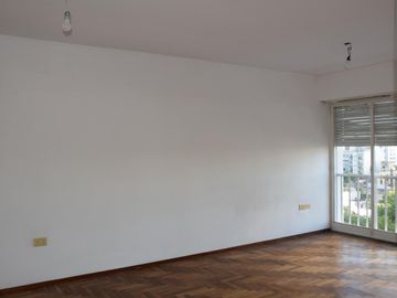 Departamento. 51 entre 3 y 4.  2 dormitorios. Cochera.