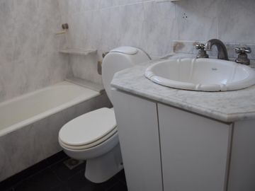 Departamento. 51 entre 3 y 4.  2 dormitorios. Cochera.