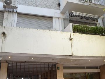 Departamento. 51 entre 3 y 4.  2 dormitorios. Cochera.