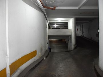 Departamento. 51 entre 3 y 4.  2 dormitorios. Cochera.