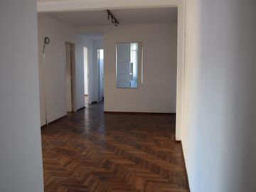 Departamento. 51 entre 3 y 4.  2 dormitorios. Cochera.