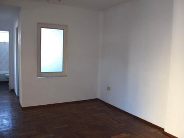 Departamento. 51 entre 3 y 4.  2 dormitorios. Cochera.