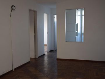 Departamento. 51 entre 3 y 4.  2 dormitorios. Cochera.