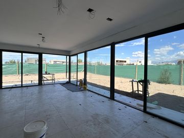 Casa con dormitorio prinpal en PB!!!