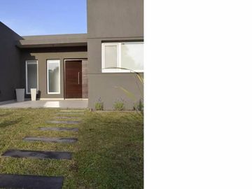 Costa Esmeralda - Casa en venta en barrio Senderos 1
