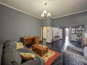 Casa de 3 dormitorios con quincho, pileta y cochera