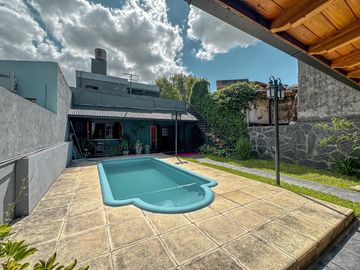 Casa de 3 dormitorios con quincho, pileta y cochera