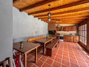 Casa de 3 dormitorios con quincho, pileta y cochera
