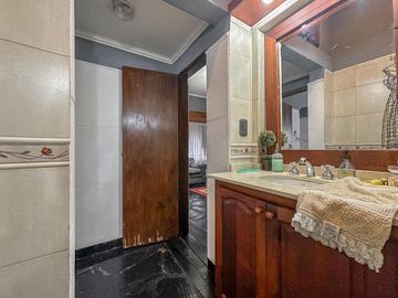 Casa de 3 dormitorios con quincho, pileta y cochera