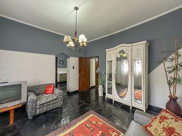 Casa de 3 dormitorios con quincho, pileta y cochera