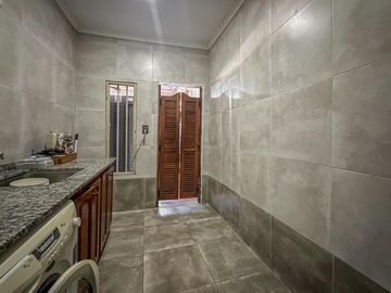 Casa de 3 dormitorios con quincho, pileta y cochera