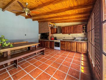 Casa de 3 dormitorios con quincho, pileta y cochera